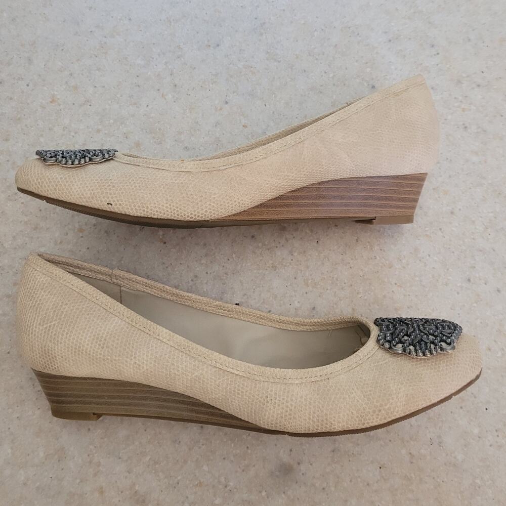 Laura Ashley Elton Wedge Flats 6.5 Beige Beaded Toe Low Heel Dress Shoes